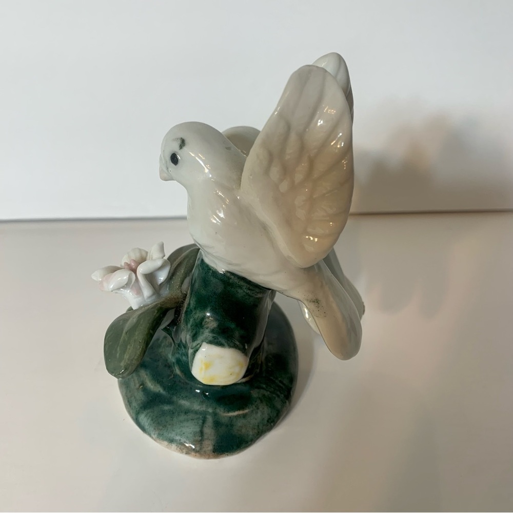 Vintage Ceramic pair of white birds on a green stand with a pink flower. - Picture 2 of 6